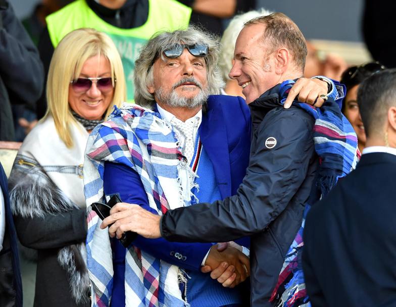 In tribuna il presidente della Sampdoria, Massimo Ferrero, stringe la mano a Enrico Mantovani, figlio dell&#39;indimenticato Paolo Mantovani, presidente della Samp che vinse lo scudetto nel 1991.